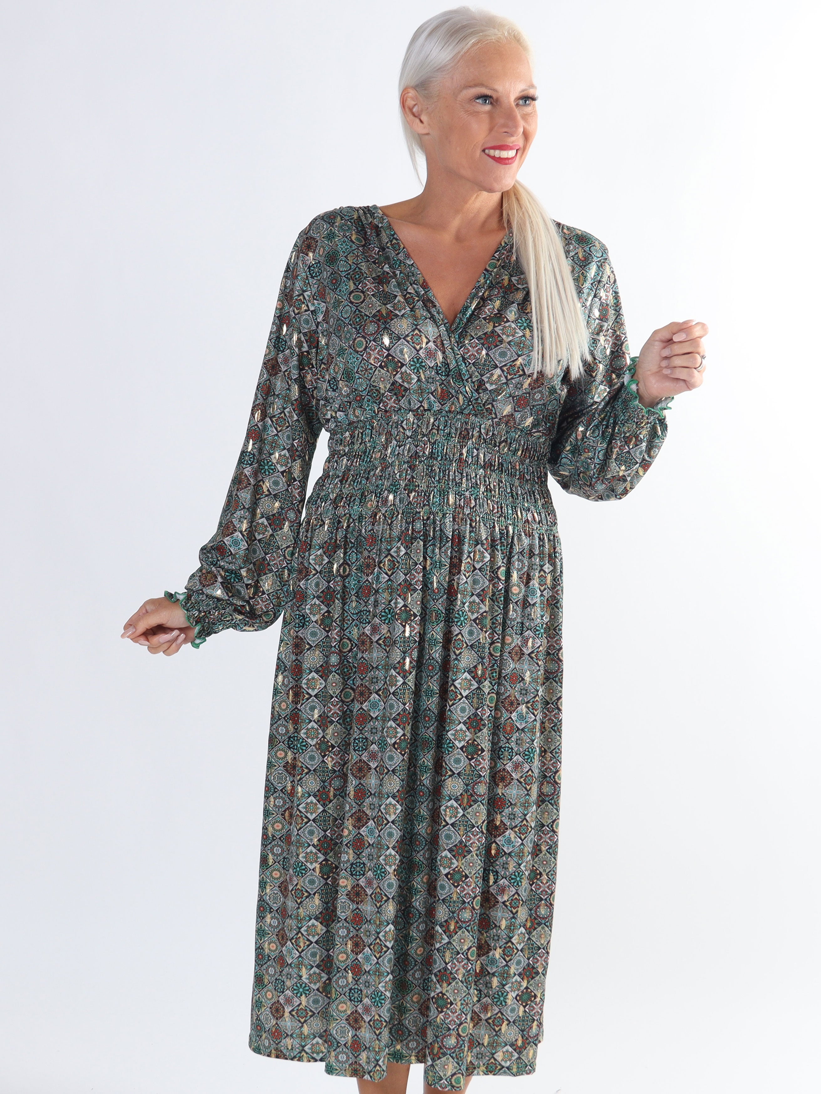 Pams Mosaic Midi L/S - Plus size klänning i skrynkelfritt tyg med långa ärmar